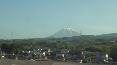 Shizuoka, Japonya-Mayıs 11,2018: Görünüm, Mt. Fuji Fuji şehirde sabah çalışır bir hızlı tren üzerinden.