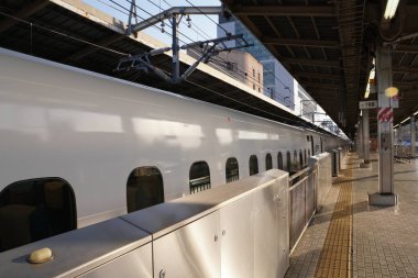 Kanagawa, Japonya-Mayıs 11,2018: İlk kurşun tren veya Tokaido Shinkansen Shin-Yokohama istasyonundan sabah çıkış yapan Hikari