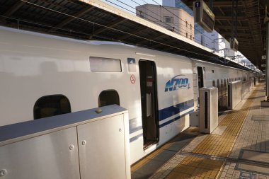 Kanagawa, Japonya-Mayıs 11,2018: İlk kurşun tren veya Tokaido Shinkansen Shin-Yokohama istasyonundan sabah çıkış yapan Hikari