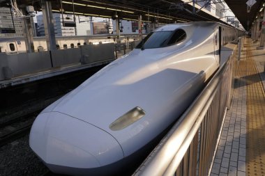 Kanagawa, Japonya-Mayıs 11,2018: İlk kurşun tren veya Tokaido Shinkansen Shin-Yokohama istasyonundan sabah çıkış yapan Hikari