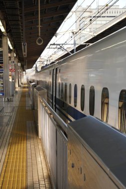 Kanagawa, Japonya-Mayıs 11,2018: İlk kurşun tren veya Tokaido Shinkansen Shin-Yokohama istasyonundan sabah çıkış yapan Hikari