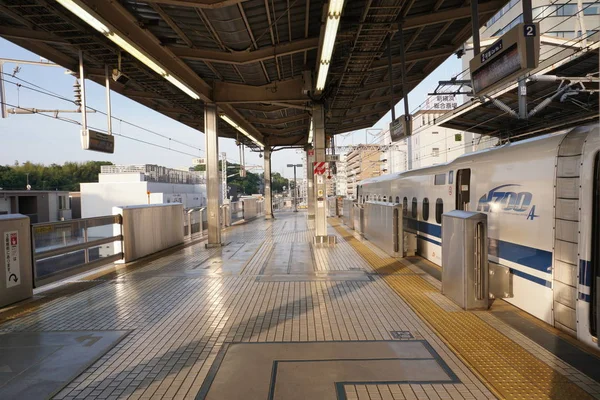 가나가 2018 요코하마 역에서 아침에 도카이도 신칸센 히카리 — 스톡 사진