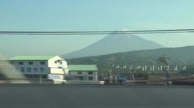 Shizuoka, Japonya-Mayıs 11,2018: Görünüm, Mt. Fuji Fuji şehirde sabah çalışır bir hızlı tren üzerinden.