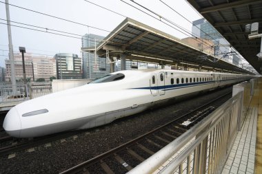 Kanagawa, Japonya-Mayıs 14,2018: Shinkansen veya bir Japon kurşun tren 6 am önce Shinyokohama istasyonunda durur.