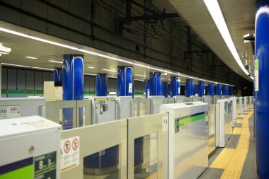 Tokyo, Japonya-1 Kasım 2019: Toei Taşımacılık Shinjuku Hattı Iwamotocho İstasyonu