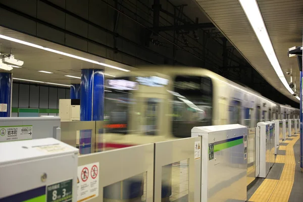 Tokyo Giappone Novembre 2019 Toei Transportation Shinjuku Line Stazione Iwamotocho — Foto Stock