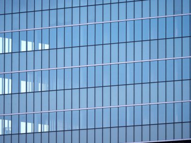 Tokyo, Japonya-5 Kasım 2019: Sabahleyin modern ofis binasının pencereleri