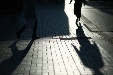 Tokyo, Japonya-5 Kasım 2019: Tokyo 'da kaldırımda yayaların gölgesi