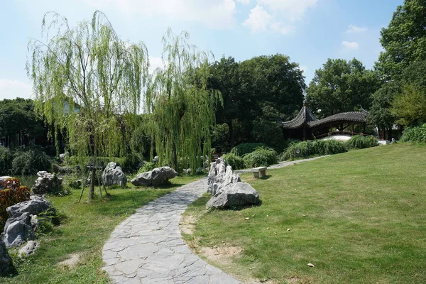 Suzhou Çin Eylül 2019 Nan Men Suzhou Çin Bir Gölet — Stok fotoğraf