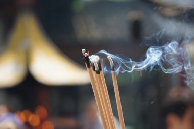 Suzhou, Çin-14 Eylül 2019: Çin 'in Suzhou kentindeki Hanshan Tapınağı' ndaki Mumlarda ibadet edenler tarafından tutulan Joss çubukları