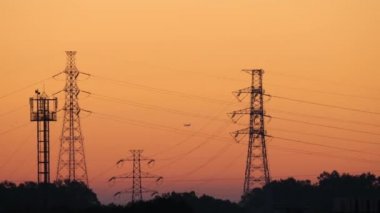 Tokyo, Japonya-12 Kasım 2019: Sonbaharda Tokyo 'daki aktarma kulelerinin ötesinde Sunirse