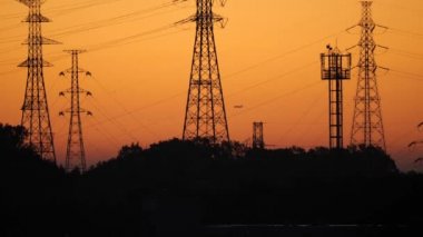 Tokyo, Japonya-12 Kasım 2019: Sonbaharda Tokyo 'daki aktarma kulelerinin ötesinde Sunirse