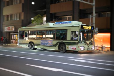 Kyoto, Japonya-14 Kasım 2019: Kyoto Shijo caddesinde Kyoto Şehir Otobüs Pansiyonu