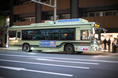 Kyoto, Japonya-14 Kasım 2019: Kyoto Shijo caddesinde Kyoto Şehir Otobüs Pansiyonu