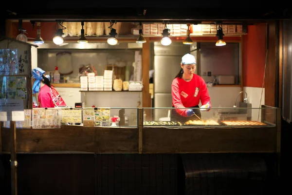 Kyoto Japón Noviembre 2019 Una Señora Cocinando Takoyaki Tienda Takoyaki —  Fotos de Stock