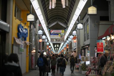 Kyoto, Japonya-14 Kasım 2019: Geceleri Kyoto 'da Shinkyogoku alışveriş merkezi