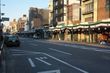 Kyoto, Japonya-16 Kasım 2019: Kyoto 'daki Gion bölgesinde Shijo caddesi boyunca sabah alışverişi