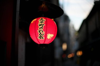 Kyoto, Japonya-13 Kasım 2019: günbatımından hemen sonra Kyoto 'da Pontocho. 