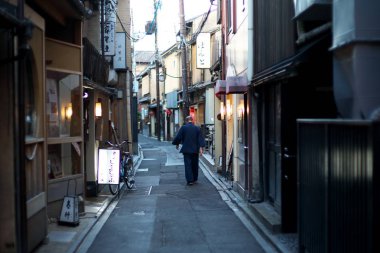 Kyoto, Japonya-13 Kasım 2019: günbatımından hemen sonra Kyoto 'da Pontocho. 