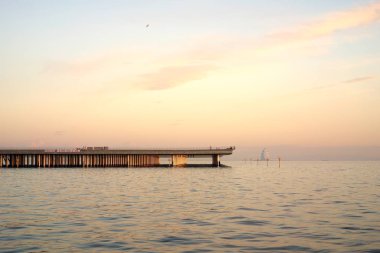 Tokyo, Japonya-1 Aralık 2019: Tokyo Uluslararası Havalimanı 'nın Güverte Yığınlı Platformu' ndaki (Haneda Havalimanı) 4. pist (D Pisti) gün batımında Tokyo Körfezi 'ndeki bir tekne kruvazöründen izlendi.