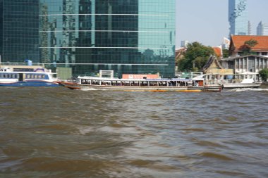 Bangkok, Tayland-6 Aralık 2019: Chao Phraya nehri üzerinde vapur turu