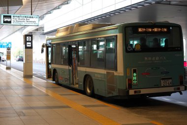 Tokyo, Japonya-1 Aralık 2019: Haneda Uluslararası Havaalanı 'ndaki yurt içi terminallere ücretsiz servis otobüsü