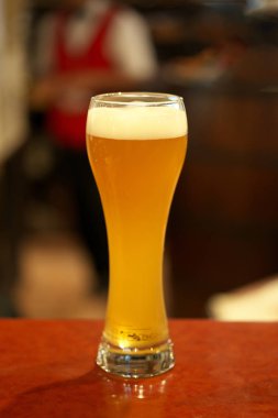 Bangkok, Tayland-5 Aralık 2019: Bardaki bir masada bir bardak bira