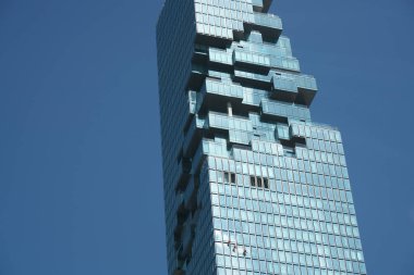 Bangkok, Tayland-6 Aralık 2019: Bir binanın pencerelerini elle temizlemek