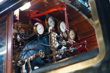 Bangkok, Tayland-5 Aralık 2019: Buharlı bir lokomotifin kokpiti, Japonya 'da yapıldı, Tayland' da çalışıyor