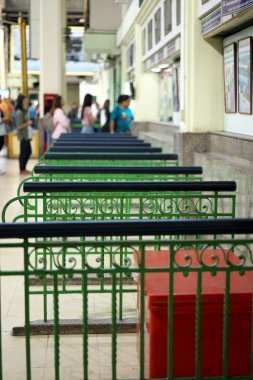 Bangkok, Tayland-6 Aralık 2019: Bangkok 'taki Hua Lamphong istasyonunda bilet gişesi
