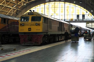 Bangkok, Tayland-5 Aralık 2019: Bangkok, Tayland 'daki Hua Lamphong istasyonundaki trenler