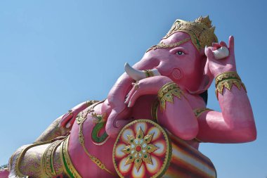 Chachoengsao, Tayland-5 Aralık 2019: Hindu bilgelik tanrısı Pembe Ganesha 'nın heykeli
