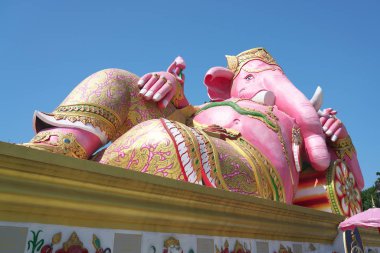 Chachoengsao, Tayland-5 Aralık 2019: Hindu bilgelik tanrısı Pembe Ganesha 'nın heykeli