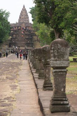 Buriram, Tayland-8 Aralık 2019: Tayland volkanı üzerinde Buriram 'ın Khmer tapınağı Phnom Rung' a yaklaş ve kulesine yaklaş