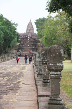 Buriram, Tayland-8 Aralık 2019: Tayland volkanı üzerinde Buriram 'ın Khmer tapınağı Phnom Rung' a yaklaş ve kulesine yaklaş