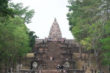 Buriram, Tayland-8 Aralık 2019: Tayland volkanı üzerinde Buriram 'ın Khmer tapınağı Phnom Rung' a yaklaş ve kulesine yaklaş