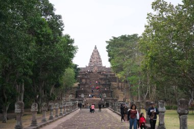 Buriram, Tayland-8 Aralık 2019: Tayland volkanı üzerinde Buriram 'ın Khmer tapınağı Phnom Rung' a yaklaş ve kulesine yaklaş