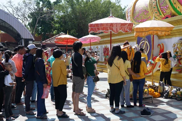 Chachoengsao Tailandia Diciembre 2019 Gente Pie Una Cola Para Susurrar —  Fotos de Stock