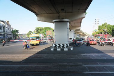 Bangkok, Tayland-5 Aralık 2019: Bangkok 'taki Phiisanulok Yolu ve Phetchaburi Yolu' nun kesiştiği yerde buharlı bir lokomotif treni bekleyen insanlar.  