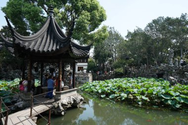 Suzhou, Çin-17 Eylül 2019: İnsanlar Çin 'in Suzhou kentindeki Aslan Ormanı Bahçesi gölünün etrafında eğleniyorlar