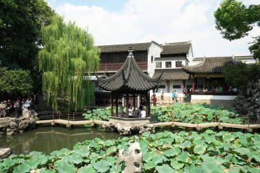 Suzhou, Çin-17 Eylül 2019: İnsanlar Çin 'in Suzhou kentindeki Aslan Ormanı Bahçesi gölünün etrafında eğleniyorlar