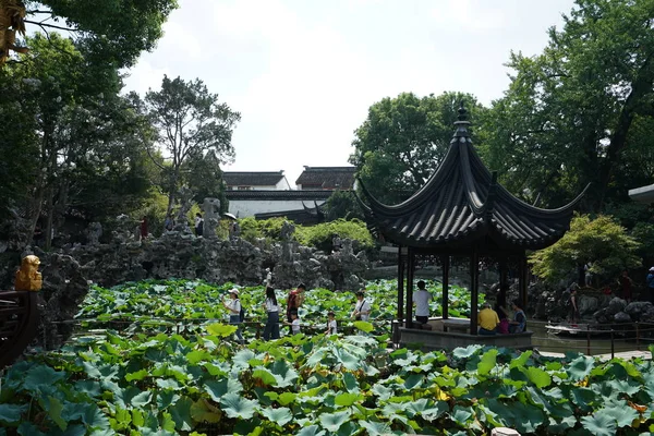 Suzhou China Setembro 2019 Pessoas Desfrutam Redor Lago Jardim Florestal — Fotografia de Stock