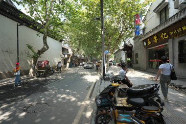 Suzhou, Çin-17 Eylül 2019: Çin 'in Suzhou kentindeki Aslan Ormanı Yolu boyunca Yuan Lin Yolu