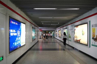 Şangay, Çin-18 Eylül 2019: Çin 'deki Şangay Metro Meydanı İstasyonu