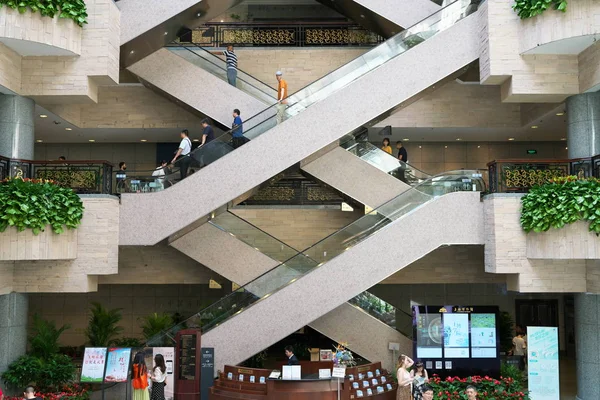 Sanghaj Kína 2019 Szeptember Escalators Shanghai Museum People Square Shanghai — Stock Fotó