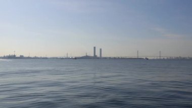 Aichi, Japonya-14 Ocak 2020: Ise Körfezi, Japonya 'daki Nagoya limanında kablo destekli köprüler
