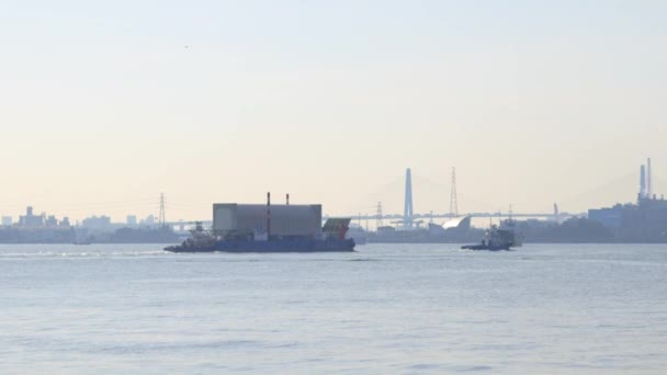 Aichi Japón Enero 2020 Una Barcaza Encendedor Remolcado Por Remolcadores — Vídeo de stock