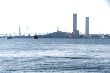 Aichi, Japonya-14 Ocak 2020: Ise Körfezi, Japonya 'daki Nagoya limanında kablo destekli köprüler