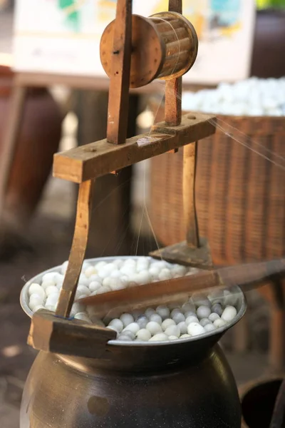 Nakhon Ratchasima Thailand Desember 2019 Spinning Silk Thread Silkworm Cocoons — Stok Foto