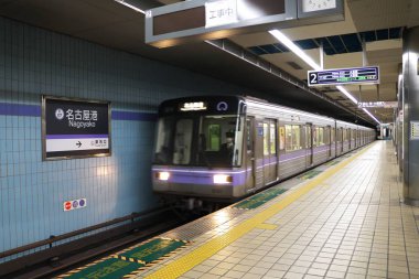 Aichi, Japonya-14 Ocak 2020: Nagoyako istasyonuna ulaşan bir Ulaştırma Bürosu treni: Meijo Hattı terminali.